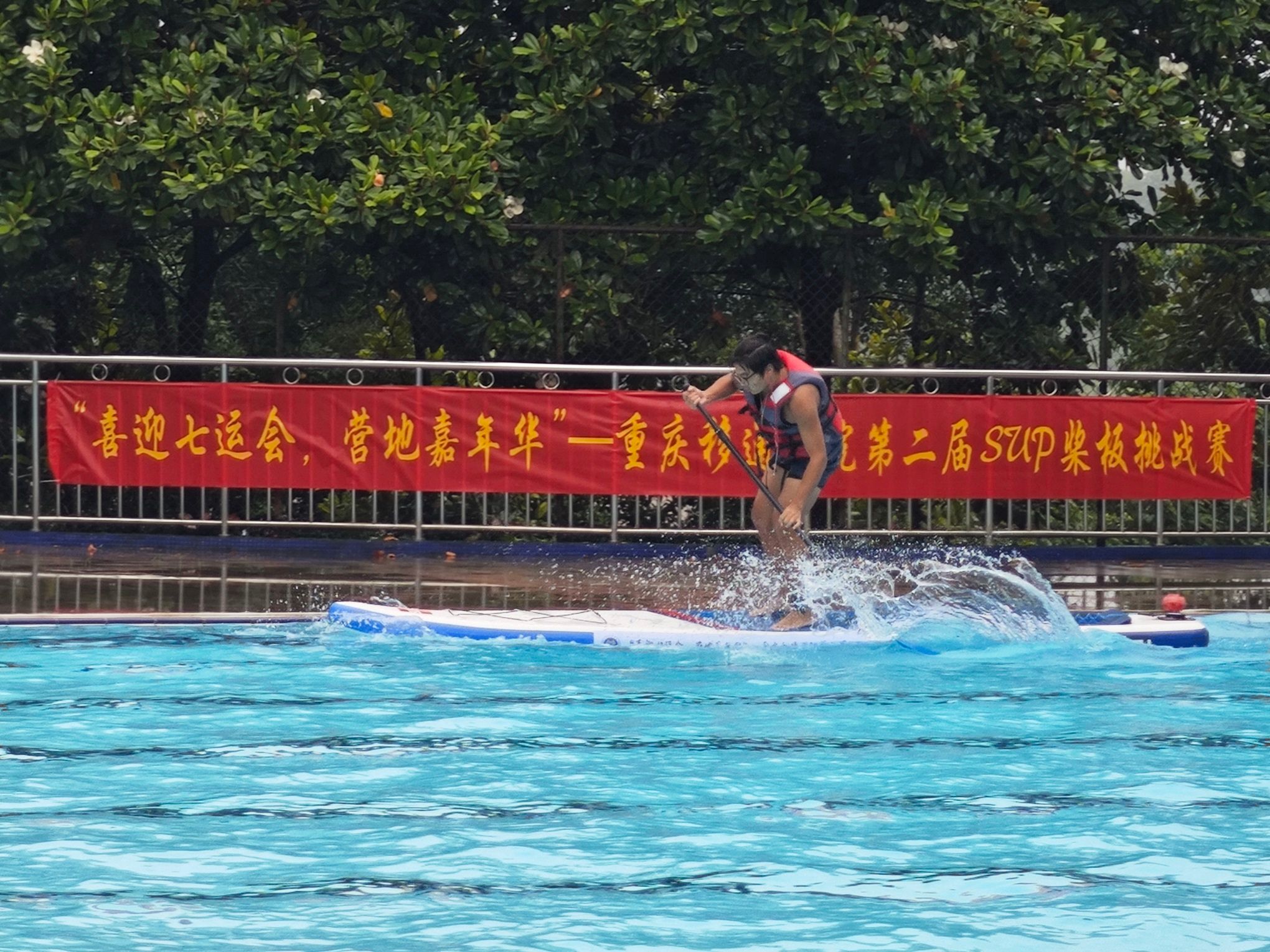 出色发挥首场状态出色，中国队观众沸腾！，Doinb重返赛场热度持续攀升(谁有权决定进入紧急状态)