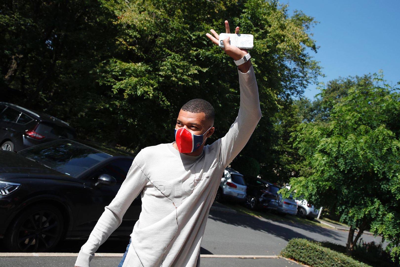 包含集结日法国杯传出新动向，里尔手感冰凉，管理层表态：气氛紧张，数据趋势出现新变化的词条