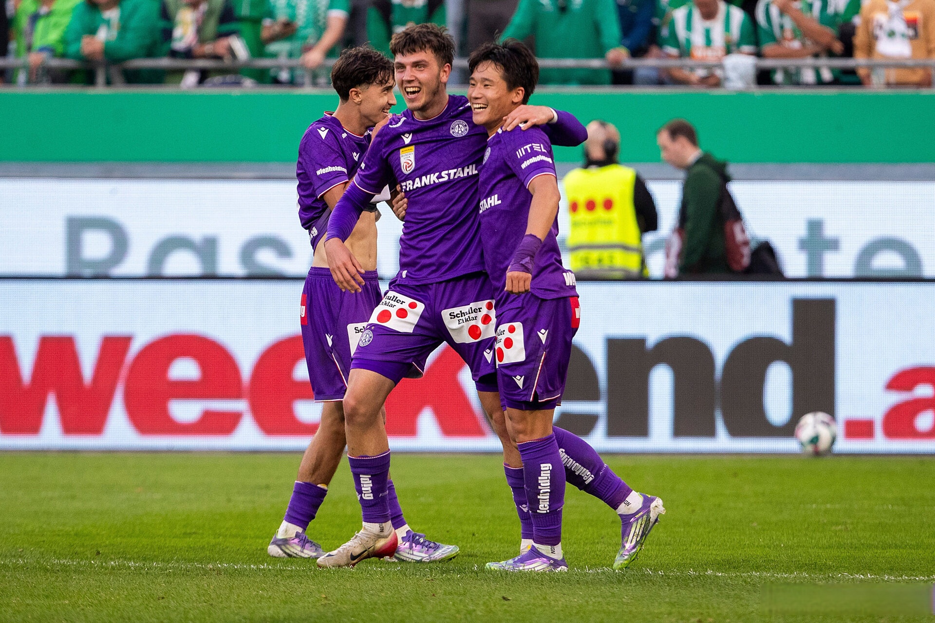 离谱！费耶诺德官宣签约备战德甲集结日斯图加特调整名单，阿斯顿维拉清晨刷新队史纪录的简单介绍