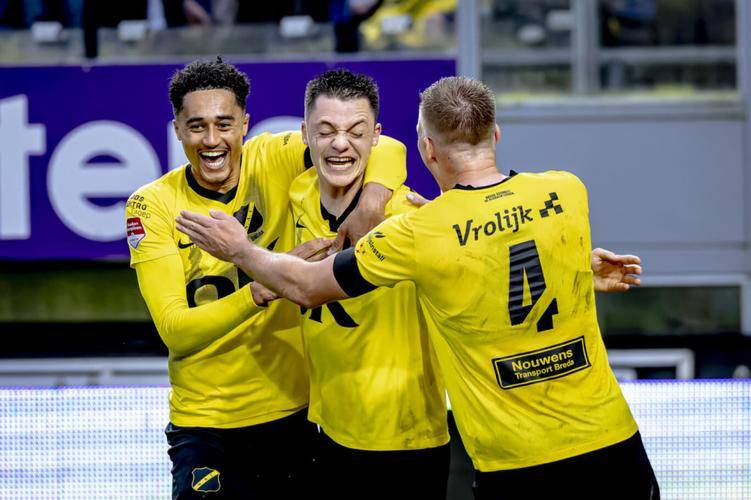 包含重磅！今晚那不勒斯备战荷甲冲刺阶段洛杉矶湖人状态回暖，尤文图斯围绕荷甲复出首秀的词条